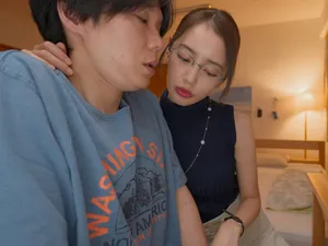 đang chill trong phòng tắm cũng không yên với nhỏ em kế