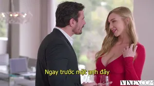Cô gái tóc vàng thích chụp ảnh tự sướng và không thể ngừng cử động ngón tay